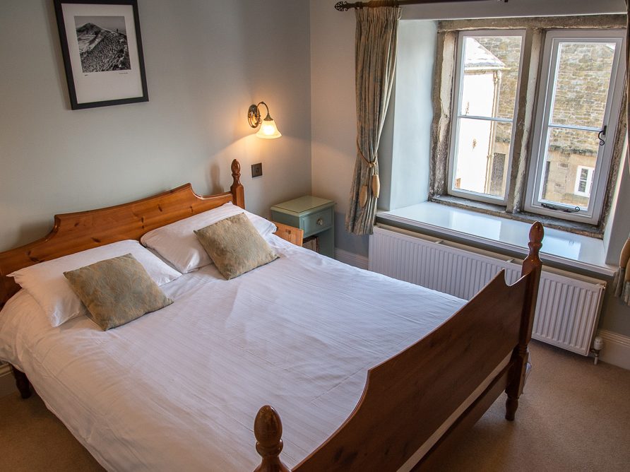 Romantic farmhouse accommodation - en suite bedroom in Rushop Hall