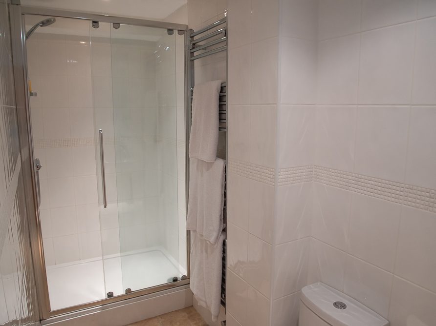 En suite bathroom in the Edge, Rushop Hall - accommodation in the Peak District