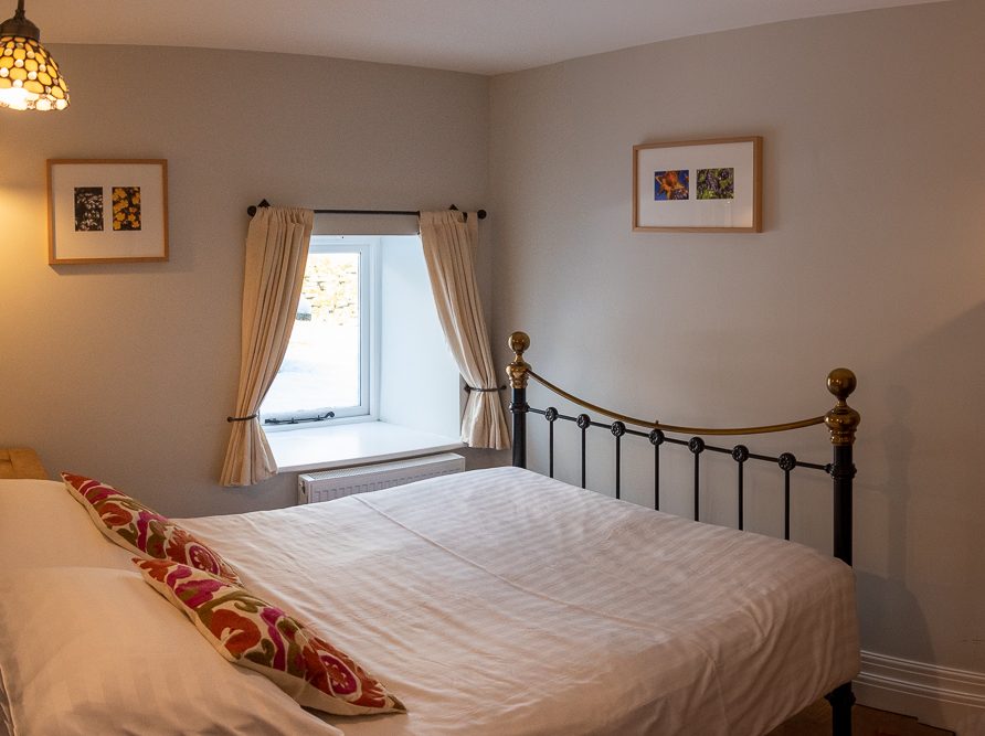 Wheelchair friendly bedroom in the Edge, Rushop Hall - accommodation in the Peak District