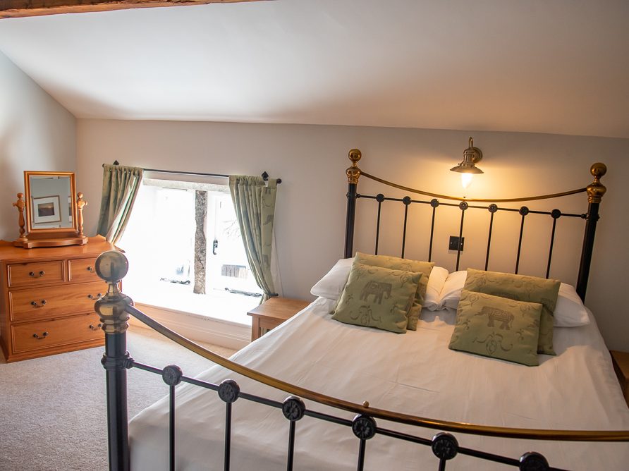 bedroom with en suite bathroom in the Edge, Rushop Hall - family friendly accommodation in the Peak District