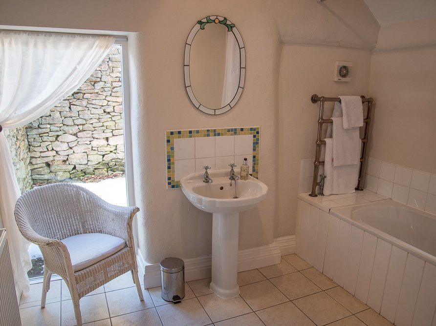 Top Tack holiday cottage private bathroom