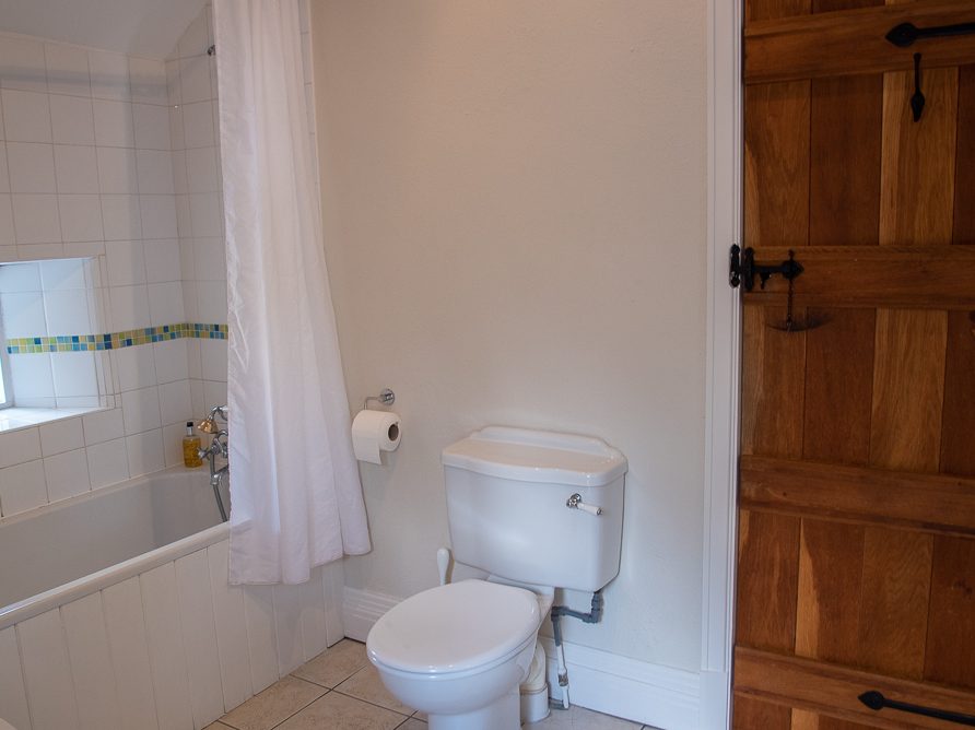 Top Tack holiday cottage private bathroom