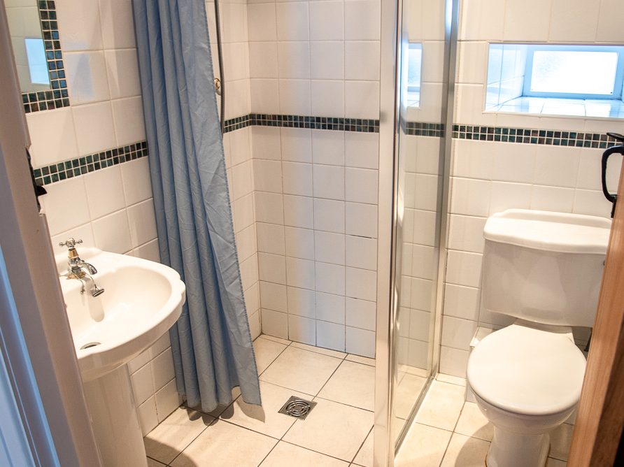 Top Tack cottage private bathroom