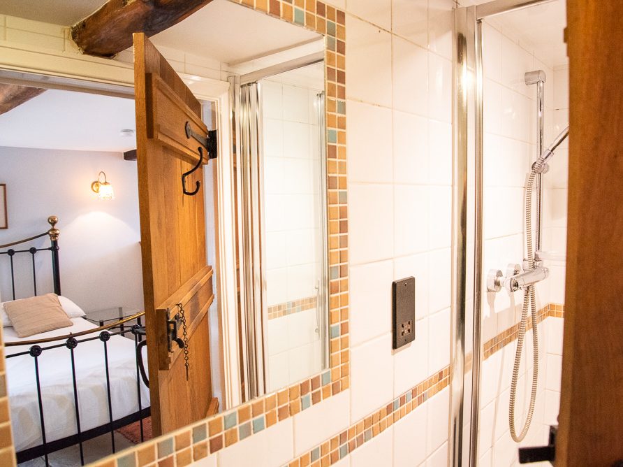 The Irishman's cottage en suite bathroom