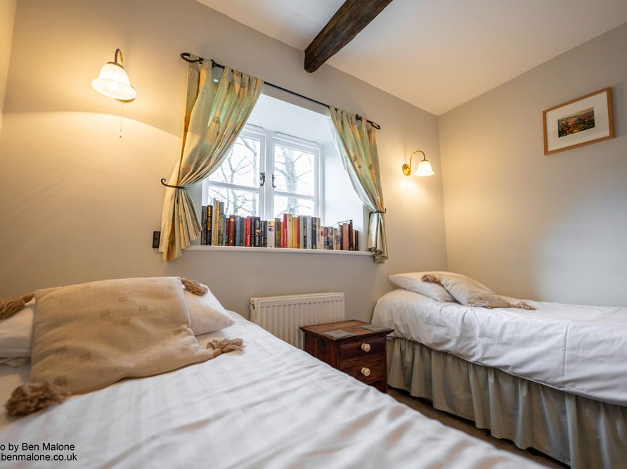 Twin room in Top Tack cottage at Rushop Hall - accommodation in the Peak District